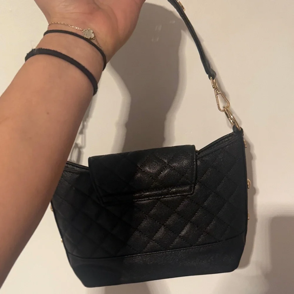 Chanel Black Quilted Shoulder Bag with Gold Accents Vip Chanel - Picture 3 of 4